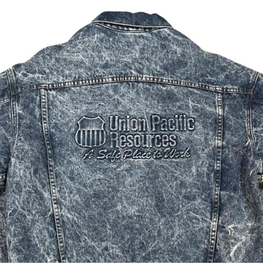 Vintage Men’s Acid Wash Denim Trucker Jacket M Union Pacific Resources 3D Letter - Picture 9 of 15